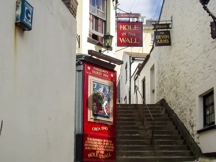 Hole In the Wall Pub